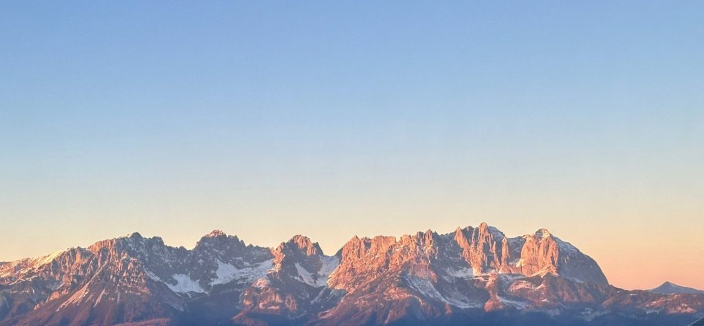 Da die Berge sehr nach den Dolomiten in Italien aussehen, die für diese Art von rötlicher Färbung bekannt sind