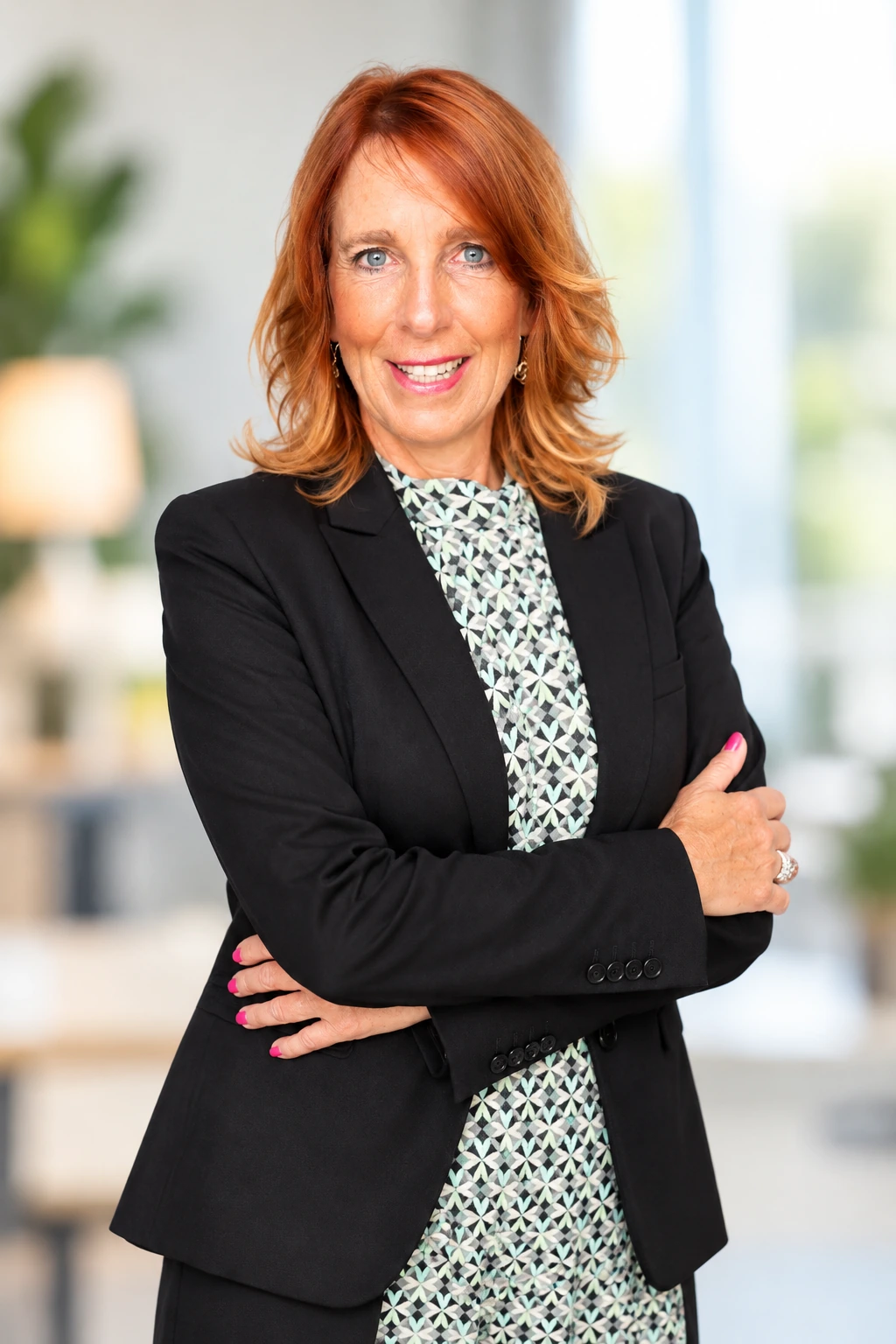 Ilona Gotz im schwarzen Blazer mit verschränkten Armen.