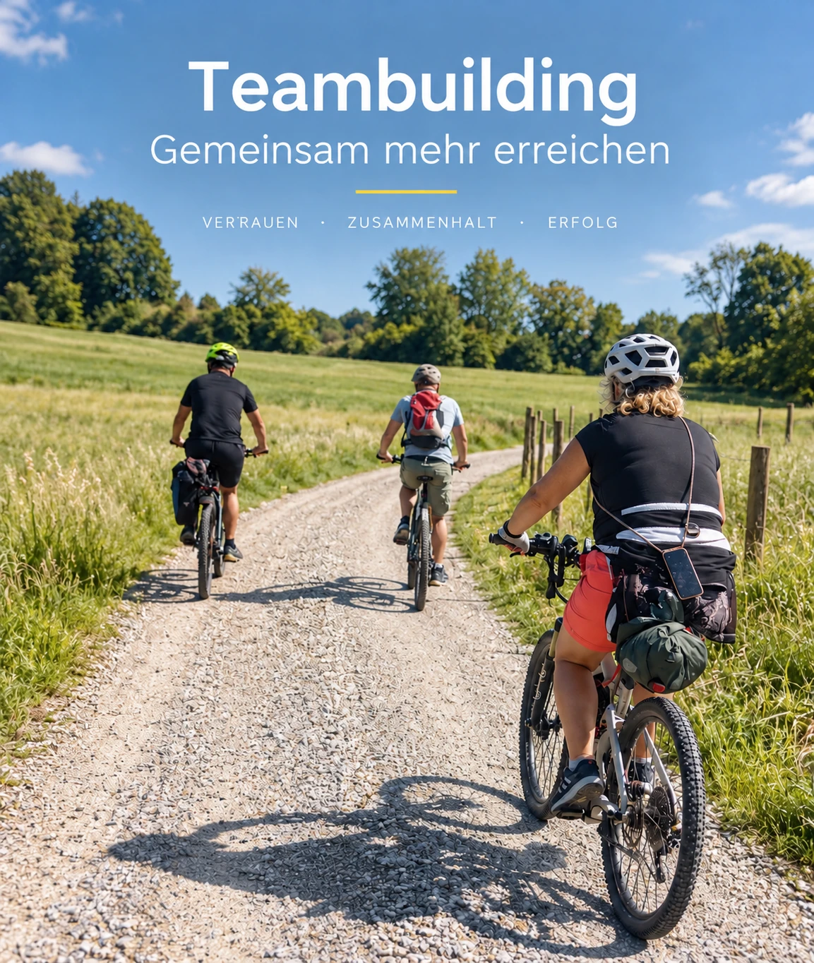 Drei Menschen fahren mit dem Fahrrad auf einem Weg durch grüne Wiesen. Teambuilding: Gemeinsam mehr erreichen. Vertrauen, Zusammenhalt, Erfolg.